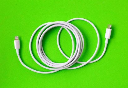 Os cabos são formados por pequenos fios metálicos revestidos por uma camada isolante. Na extremidade, esses fios se ligam a um conector. E é justamente nessa junção que os problemas costumam surgir -  (crédito: Getty Images) -Os cabos são formados por pequenos fios metálicos revestidos por uma camada isolante. Na extremidade, esses fios se ligam a um conector. E é justamente nessa junção que os problemas costumam surgir -  (crédito: Getty Images)