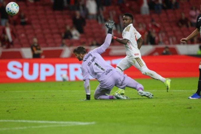 Carbonero toca por cobertura e faz o primeiro dos quatro gols do Inter sobre o Vasco -  (crédito: Foto: Ricardo Duarte)