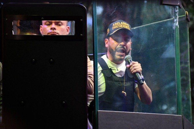 O candidato presidencial de direita da Colômbia, Abelardo de la Espriella, do movimento Defensores de la Patria, discursa atrás de um vidro blindado durante um comício de campanha em Envigado, departamento de Antioquia, Colômbia, em 13 de maio de 2026 - (crédito: Jaime SALDARRIAGA / AFP) O candidato presidencial de direita da Colômbia, Abelardo de la Espriella, do movimento Defensores de la Patria, discursa atrás de um vidro blindado durante um comício de campanha em Envigado, departamento de Antioquia, Colômbia, em 13 de maio de 2026 - (crédito: Jaime SALDARRIAGA / AFP)
