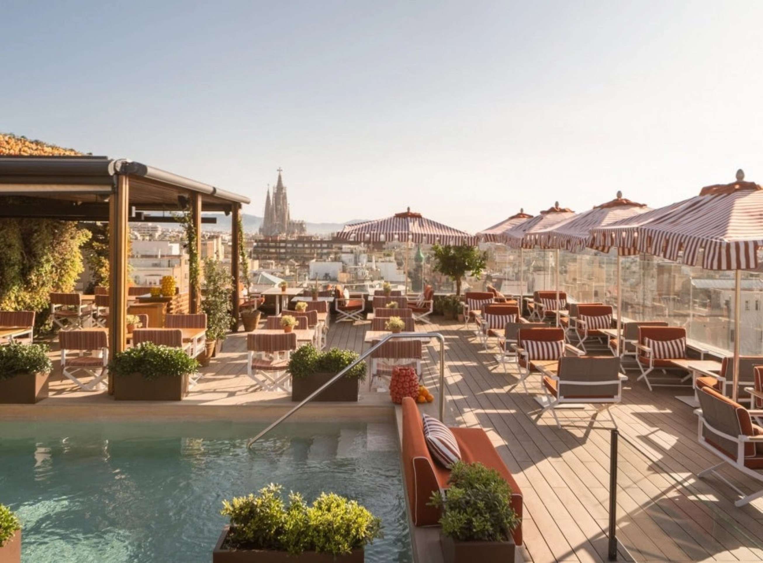 Rooftop em Barcelona: La Dolce Vitae renova experiência de luxo com gastronomia mediterrânea e homenagem a Gaudí