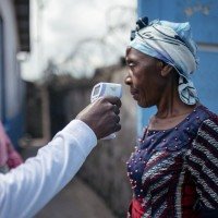 Um funcionário do Hospital CBCA Virunga verifica a temperatura de uma visitante usando um termômetro infravermelho sem contato, antes de permitir sua entrada no hospital em Goma, em 17 de maio de 2026. (Foto de Jospin Mwisha / AFP)      -  (crédito:  AFP)