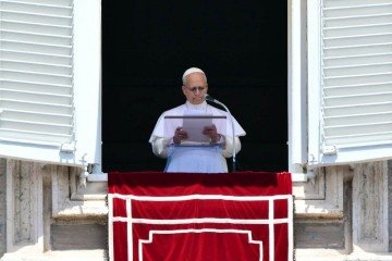 O Papa Leão XIV dirige-se à multidão da janela do palácio apostólico com vista para a Praça de São Pedro durante a oração do Regina Caeli, no Vaticano, em 17 de maio de 2026 -  (crédito:  Stefano RELLANDINI / AFP)
