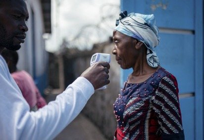 Um funcionário do Hospital CBCA Virunga verifica a temperatura de uma visitante usando um termômetro infravermelho sem contato, antes de permitir sua entrada no hospital em Goma, em 17 de maio de 2026. (Foto de Jospin Mwisha / AFP)      -  (crédito:  AFP)