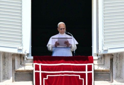 O Papa Leão XIV dirige-se à multidão da janela do palácio apostólico com vista para a Praça de São Pedro durante a oração do Regina Caeli, no Vaticano, em 17 de maio de 2026 -  (crédito:  Stefano RELLANDINI / AFP) -O Papa Leão XIV dirige-se à multidão da janela do palácio apostólico com vista para a Praça de São Pedro durante a oração do Regina Caeli, no Vaticano, em 17 de maio de 2026 -  (crédito:  Stefano RELLANDINI / AFP)