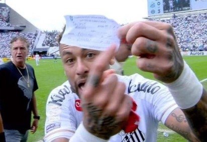 Neymar mostra papel oficial da substitui&ccedil;&atilde;o: documento indicava a sa&iacute;da de Escobar, camisa 31 -  (crédito: Reprodu&ccedil;&atilde;o/Premiere)
