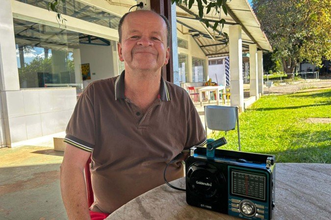 Hilton Soares de Araújo não abandona o pequeno rádio