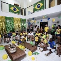 Sala da casa da mãe de Igor Thiago virou arquibancada da Seleção -  (crédito: Minervino Júnior/CB/D.A.Press)
