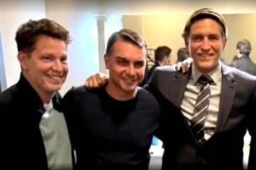 Mário Frias, Flávio Bolsonaro e Jim Caviezel, ator norte-americano que interpreta o ex-presidente Jair Bolsonaro no filme Dark Horse -  (crédito: Reprodução/Redes sociais)