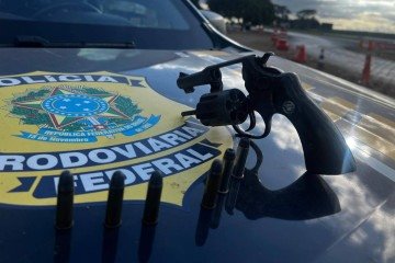 Fiscalização resultou na prisão de um homem por porte ilegal de arma e na apreensão de mercadorias trazidas do Paraguai sem documentação fiscal - (crédito: Reprodução: PRF) Fiscalização resultou na prisão de um homem por porte ilegal de arma e na apreensão de mercadorias trazidas do Paraguai sem documentação fiscal - (crédito: Reprodução: PRF)