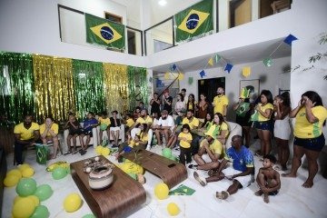 Sala da casa da mãe de Igor Thiago virou arquibancada da Seleção -  (crédito: Minervino Júnior/CB/D.A.Press)