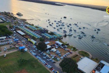 A embarcação M BUSS foi flagrada com excesso de passageiros neste domingo (17). Na abordagem, a polícia encontrou resquícios de entorpecentes.
 -  (crédito: Foto: Divulgação/PMDF)