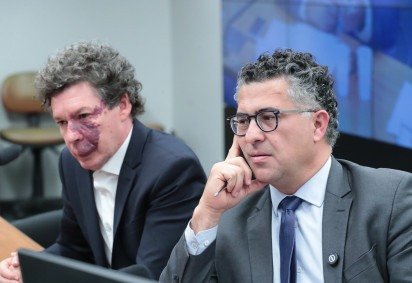 Reginaldo Lopes (PT-MG), autor da PEC e Alencar Santana (PT-SP), presidente da comissão especial, participaram de audiência pública, ontem  -  (crédito: Bruno Spada) -Reginaldo Lopes (PT-MG), autor da PEC e Alencar Santana (PT-SP), presidente da comissão especial, participaram de audiência pública, ontem  -  (crédito: Bruno Spada)
