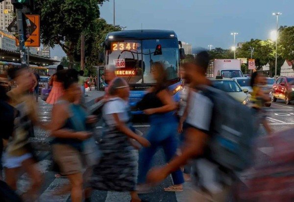 Trabalhares se deslocando -  (crédito: Fernando Frazão/Agência Brasil)