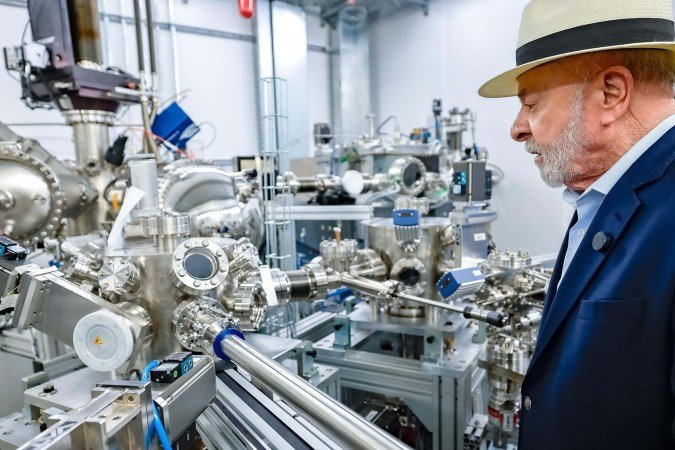 Lula visita as novas linhas de luz do CNPEM. Ampliação do Sirius coloca o Brasil em um seleto grupo de países que utilizam tal tecnologia - (crédito: Ricardo Stuckert / PR) Lula visita as novas linhas de luz do CNPEM. Ampliação do Sirius coloca o Brasil em um seleto grupo de países que utilizam tal tecnologia - (crédito: Ricardo Stuckert / PR)