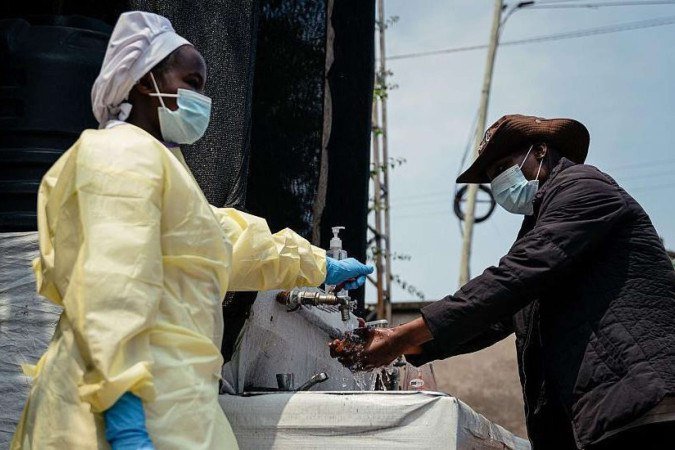 A Organização Mundial da Saúde (OMS) alertou a República Democrática do Congo e Uganda a manter controles nas suas fronteiras para evitar a propagação do vírus - (crédito: Badru Katumba/AFP via Getty Images) A Organização Mundial da Saúde (OMS) alertou a República Democrática do Congo e Uganda a manter controles nas suas fronteiras para evitar a propagação do vírus - (crédito: Badru Katumba/AFP via Getty Images)