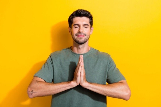 Elevar o coração ao Divino por meio de palavras sagradas traz conforto, clareza e um profundo senso de amparo (Imagem: Roman Samborskyi | Shutterstock) - (crédito: EdiCase) Elevar o coração ao Divino por meio de palavras sagradas traz conforto, clareza e um profundo senso de amparo (Imagem: Roman Samborskyi | Shutterstock) - (crédito: EdiCase)