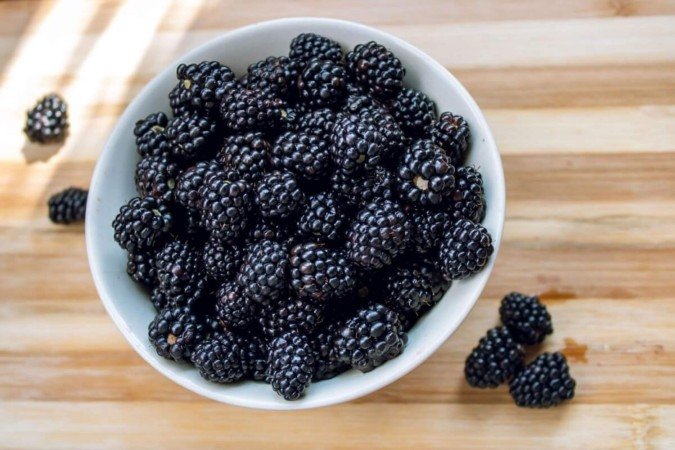 A amora é uma fruta nutritiva e saudável (Imagem: Liliya Liutsko | Shutterstock) - (crédito: EdiCase) A amora é uma fruta nutritiva e saudável (Imagem: Liliya Liutsko | Shutterstock) - (crédito: EdiCase)