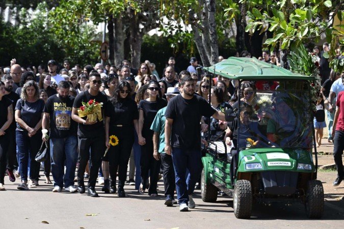 Família e amigos seguiram o cortejo até o sepultamento da vítima no Campo da Esperança, na Asa Sul - (crédito: Carlos Vieira/CB/D.A.Press) Família e amigos seguiram o cortejo até o sepultamento da vítima no Campo da Esperança, na Asa Sul - (crédito: Carlos Vieira/CB/D.A.Press)