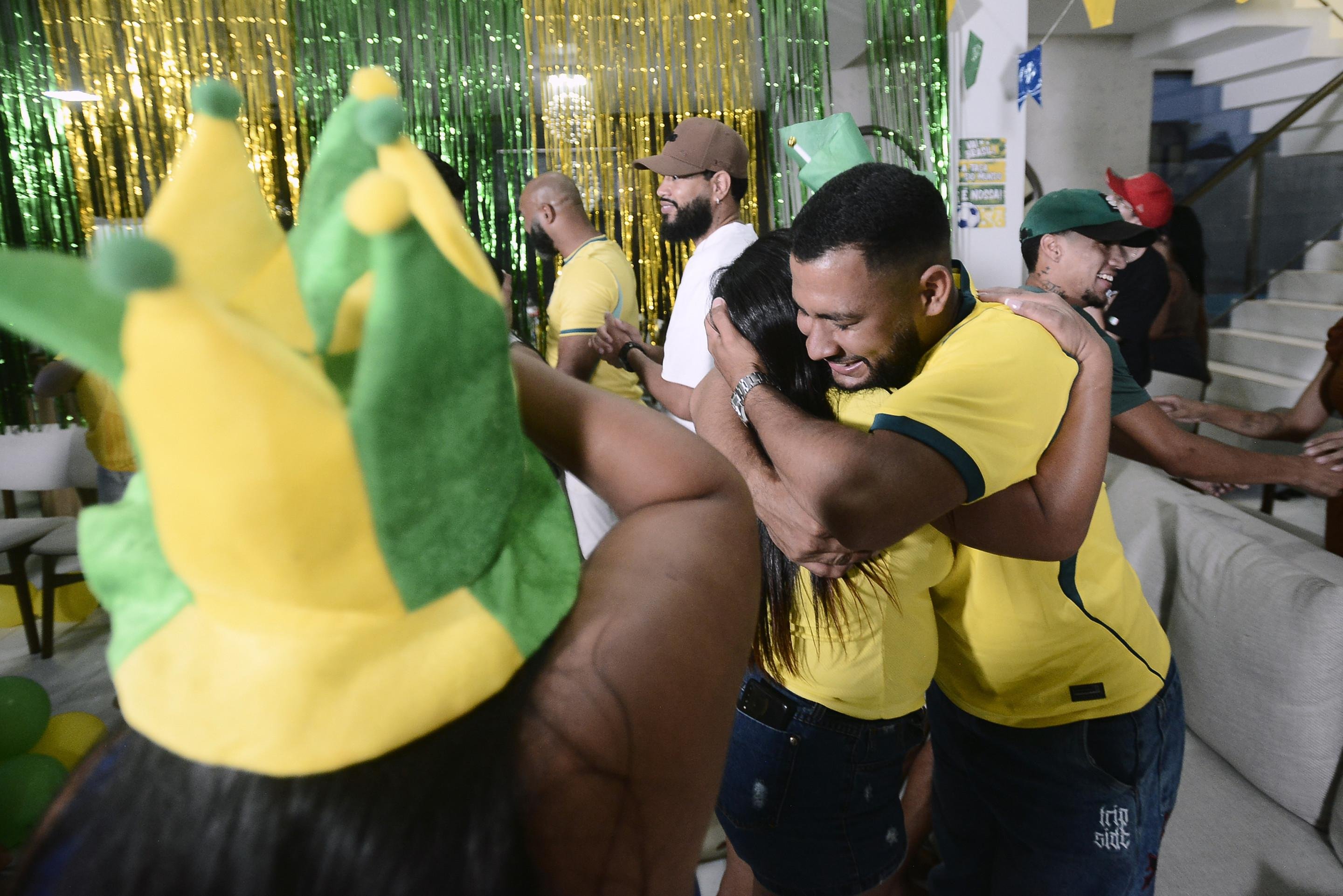 O abra&ccedil;o de amigos e familiares na convoca&ccedil;&atilde;o de Igor Thiago
