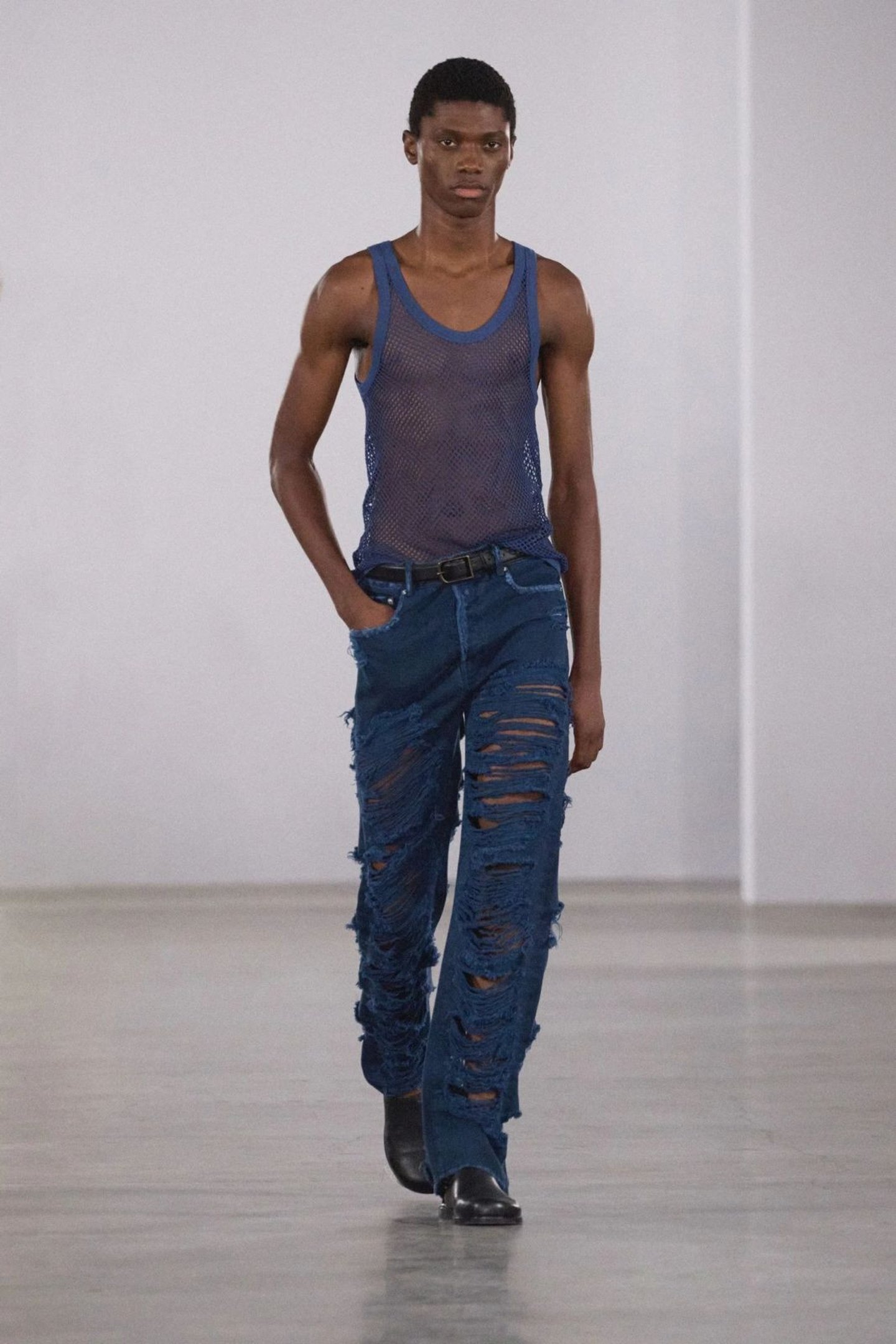 Simkhai exibiu uma vers&atilde;o de jeans masculino rasgado na New York Fashion Week 