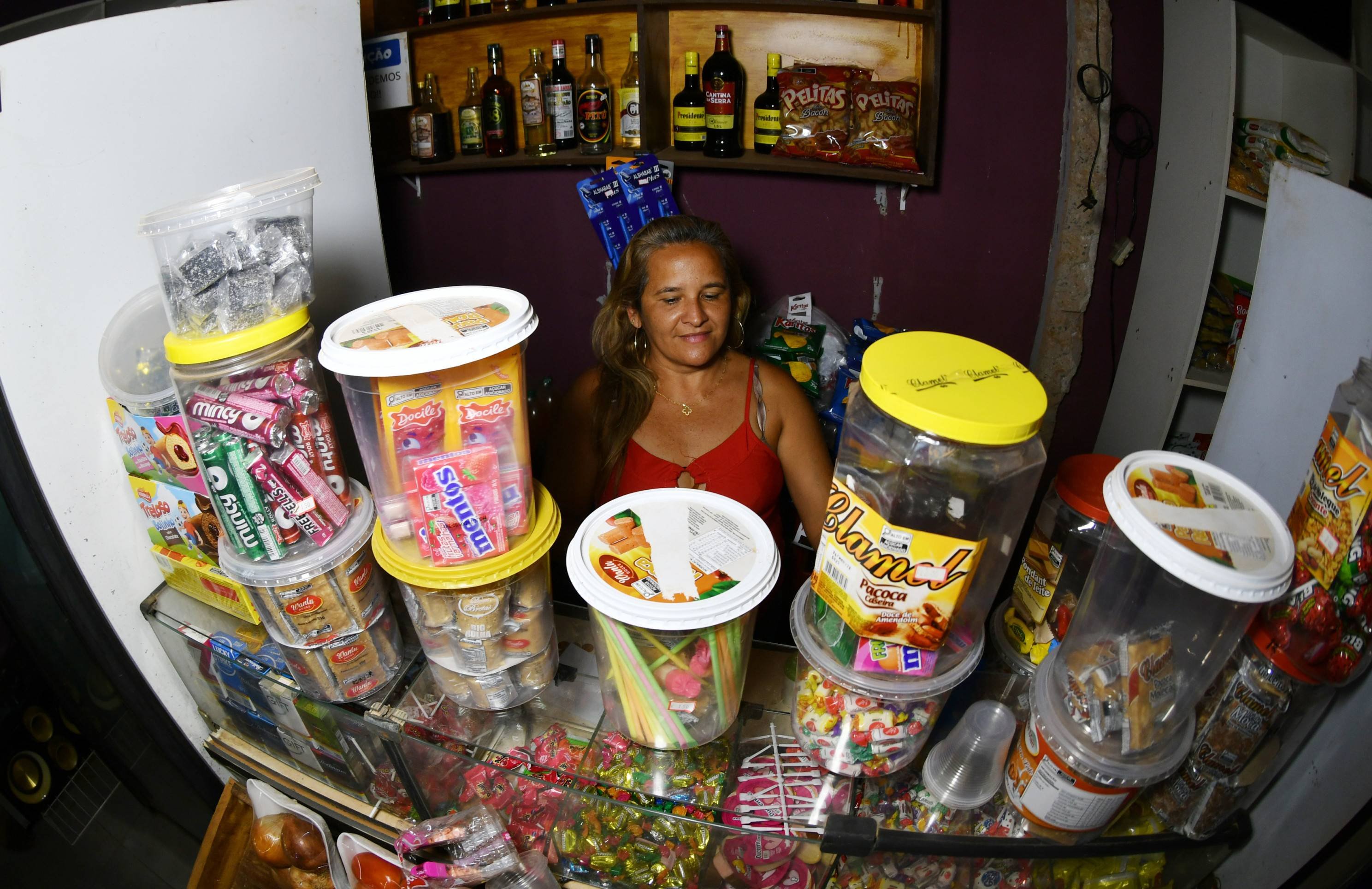 Maria Doralice fundou o mercadinho h&aacute; cinco anos. Toda semana, ela peregrina pelos atacarejos da capital na busca pelo menor pre&ccedil;o. Na grade do empreendimento, colocou um sino para os clientes acionarem