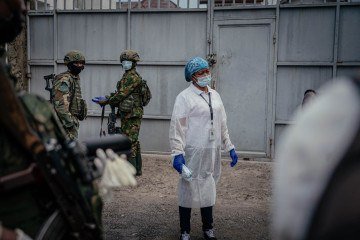 Trabalhador monitora os visitantes que chegam ao Instituto Nacional de Pesquisa Biomédica em Goma, na República Democrática do Congo -  (crédito:  AFP)
