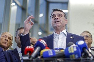 Flávio Bolsonaro, pré-candidato à presidência, teve conversas reveladas com o banqueiro Daniel Vorcaro - (crédito: AFP) Flávio Bolsonaro, pré-candidato à presidência, teve conversas reveladas com o banqueiro Daniel Vorcaro - (crédito: AFP)
