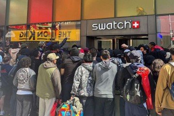 Pessoas ficaram na fila por dias para comprar um Audemars Piguet x Swatch Royal Pop - (crédito: AFP via Getty Images) Pessoas ficaram na fila por dias para comprar um Audemars Piguet x Swatch Royal Pop - (crédito: AFP via Getty Images)