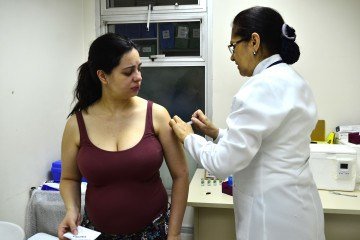 No Brasil, o SUS oferece a vacina para VSR, recomendada a partir da 28ª semana gestacional, sem restrição de idade materna
- (crédito: Rovena Rosa/Agência Brasil/Divulgação ) No Brasil, o SUS oferece a vacina para VSR, recomendada a partir da 28ª semana gestacional, sem restrição de idade materna
- (crédito: Rovena Rosa/Agência Brasil/Divulgação )