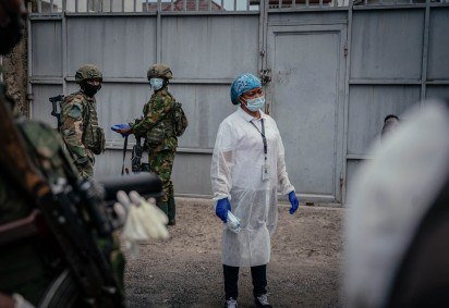 Trabalhador monitora os visitantes que chegam ao Instituto Nacional de Pesquisa Biomédica em Goma, na República Democrática do Congo -  (crédito:  AFP)