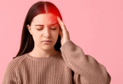 Caracterizada por crises de dor extremamente fortes e recorrentes, a cefaleia em salvas costuma se manifestar em um dos lados da cabeça (Imagem: Pixel-Shot | Shutterstock) -  (crédito: EdiCase) -Caracterizada por crises de dor extremamente fortes e recorrentes, a cefaleia em salvas costuma se manifestar em um dos lados da cabeça (Imagem: Pixel-Shot | Shutterstock) -  (crédito: EdiCase)