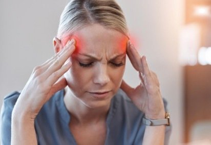 Tratar a dor de cabeça como algo comum pode mascarar doenças, agravar crises e comprometer a qualidade de vida (Imagem: PeopleImages | Shutterstock) -  (crédito: EdiCase) -Tratar a dor de cabeça como algo comum pode mascarar doenças, agravar crises e comprometer a qualidade de vida (Imagem: PeopleImages | Shutterstock) -  (crédito: EdiCase)