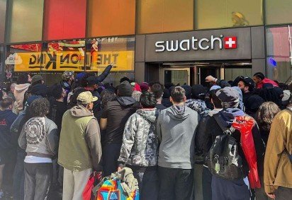 Pessoas ficaram na fila por dias para comprar um Audemars Piguet x Swatch Royal Pop -  (crédito: AFP via Getty Images) -Pessoas ficaram na fila por dias para comprar um Audemars Piguet x Swatch Royal Pop -  (crédito: AFP via Getty Images)
