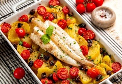 Peixe assado com vegetais (Imagem: OlgaBombologna | Shutterstock) -  (crédito: EdiCase) -Peixe assado com vegetais (Imagem: OlgaBombologna | Shutterstock) -  (crédito: EdiCase)