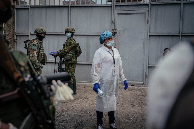 Trabalhador monitora os visitantes que chegam ao Instituto Nacional de Pesquisa Biomédica em Goma, na República Democrática do Congo - (crédito: AFP) Trabalhador monitora os visitantes que chegam ao Instituto Nacional de Pesquisa Biomédica em Goma, na República Democrática do Congo - (crédito: AFP)