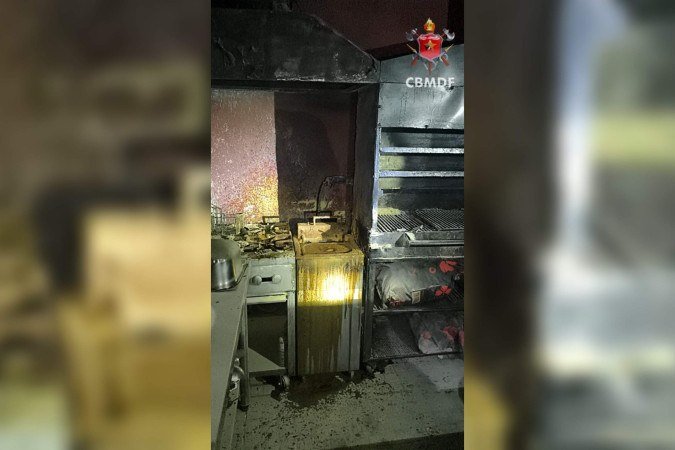 O incêndio começou a partir de um acidente com uma fritadeira, na manhã desta terça-feira (19/5) - (crédito: Corpo de Bombeiros do Distrito Federal/Divulgação) O incêndio começou a partir de um acidente com uma fritadeira, na manhã desta terça-feira (19/5) - (crédito: Corpo de Bombeiros do Distrito Federal/Divulgação)