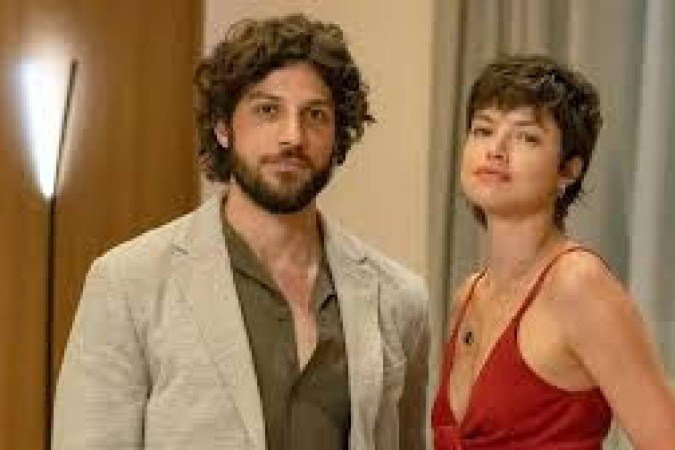 Chay Suede e Agata Moeira em Mania de Você - (crédito: Foto reprodução internet) Chay Suede e Agata Moeira em Mania de Você - (crédito: Foto reprodução internet)
