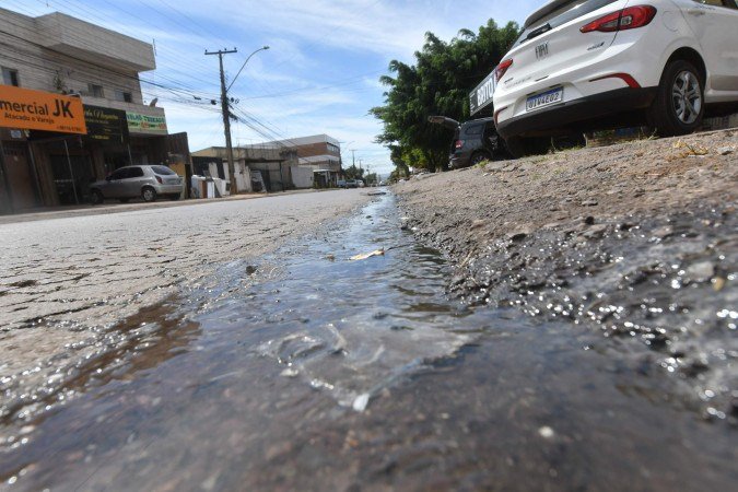  19/05/2026. Ed Alves/CB/D.A Press. Cidades. Vazamento de esgoto rua de arniqueiras. 