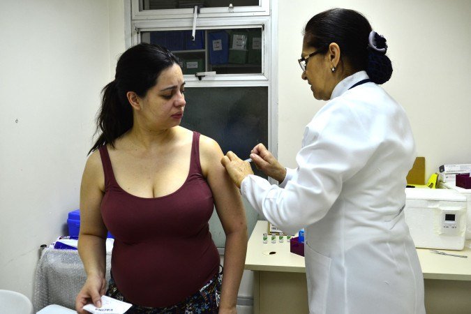 No Brasil, o SUS oferece a vacina para VSR, recomendada a partir da 28ª semana gestacional, sem restrição de idade materna
- (crédito: Rovena Rosa/Agência Brasil/Divulgação ) No Brasil, o SUS oferece a vacina para VSR, recomendada a partir da 28ª semana gestacional, sem restrição de idade materna
- (crédito: Rovena Rosa/Agência Brasil/Divulgação )