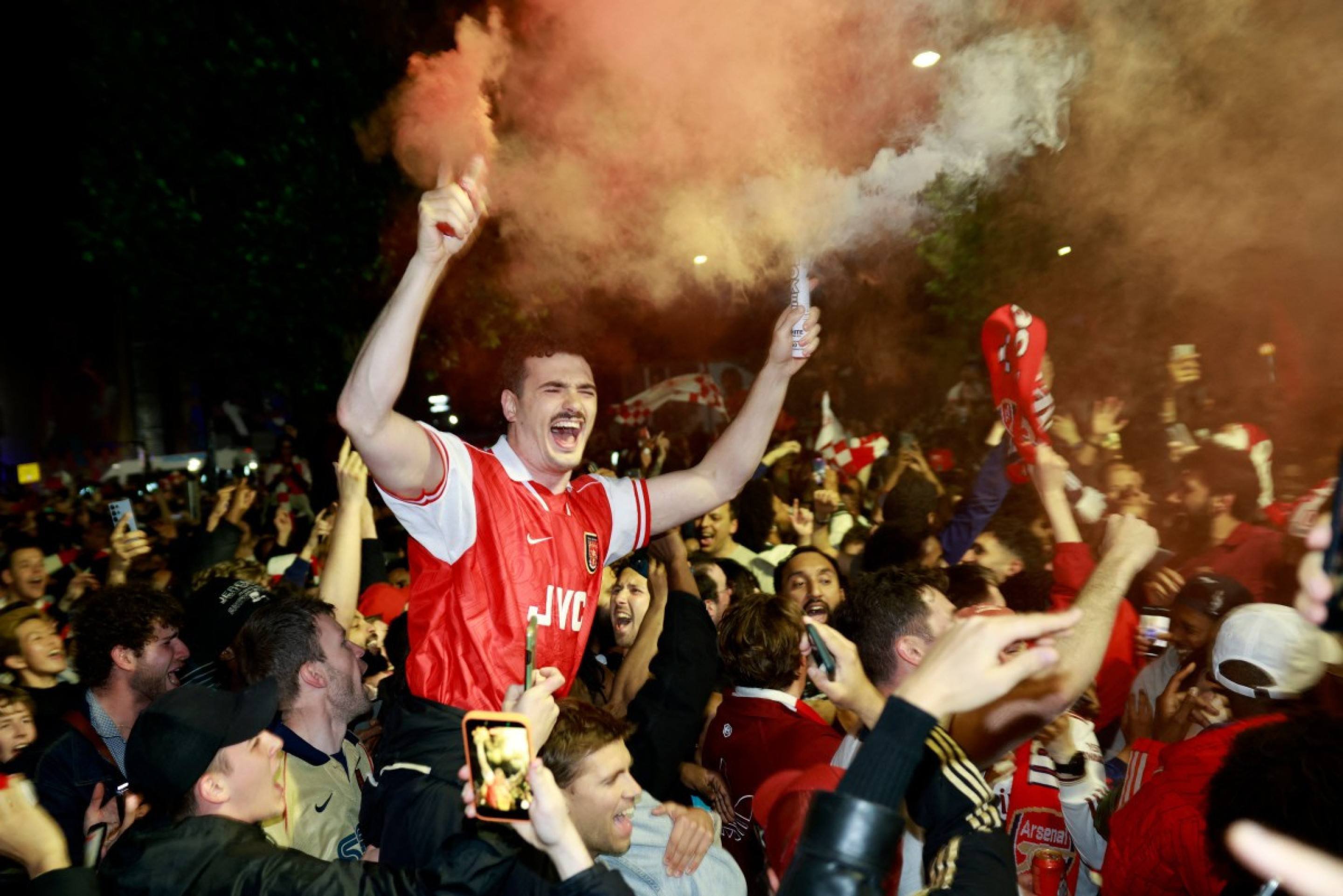 A festa dos torcedores do Arsenal nos arredores do Emirates Stadium, ap&oacute;s o empate do Manchester City com o Bournemouth, que deu o t&iacute;tulo ingl&ecirc;s aos Gunners