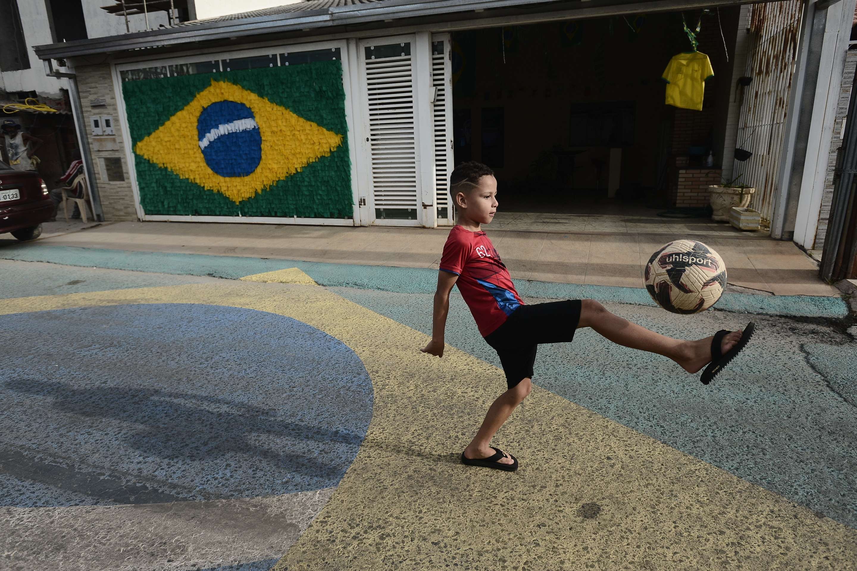 Victor Hugo, 8 anos, ajuda a fam&iacute;lia com as pinturas e arranjos e ainda bate uma bolinha
