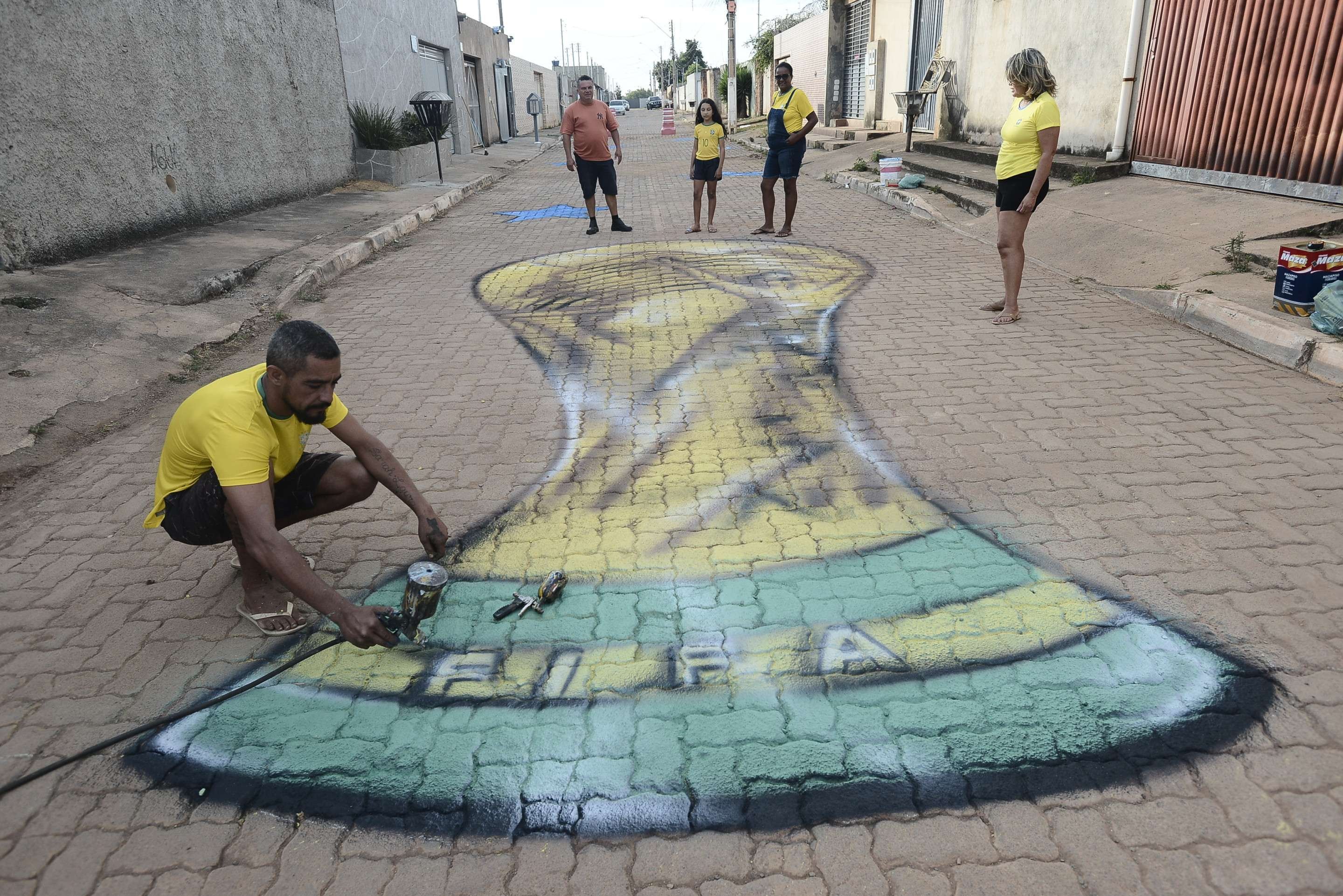 Rua decorada para o Mundial no Residencial Para&iacute;so