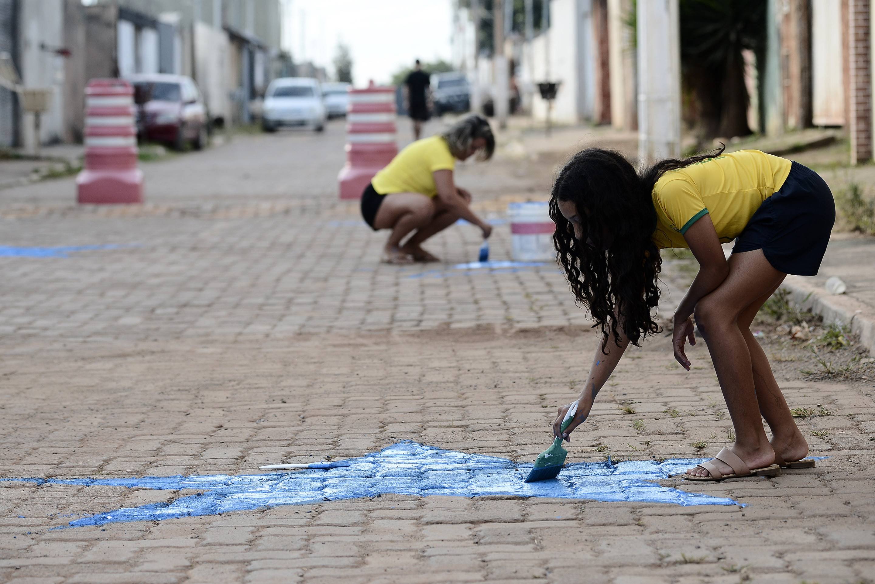 Sara Souza, de 10 anos, fez quest&atilde;o de participar da pintura ontem