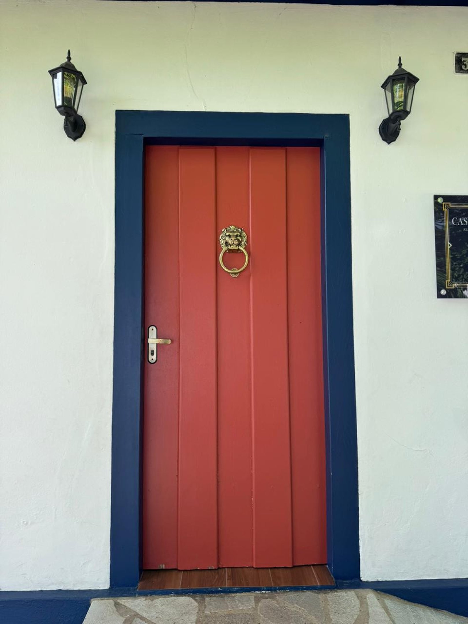 As portas coloridas de Piren&oacute;polis encantam quem passa pelas ruas de pedra 