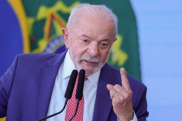 No mesmo dia em que cobrou uma educação em defesa da mulher, Lula assinou medidas que obriga as redes a se anteciparem à difamação feminina  -  (crédito: Fabio Rodrigues-Pozzebom/ Agência Brasil)