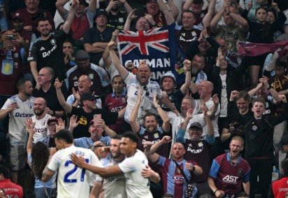 A festa dos torcedores britânicos que viajaram até Istambul para assistir ao título do Aston Villa na Europa League -  (crédito: Andrej Isakovic/AFP) -A festa dos torcedores britânicos que viajaram até Istambul para assistir ao título do Aston Villa na Europa League -  (crédito: Andrej Isakovic/AFP)