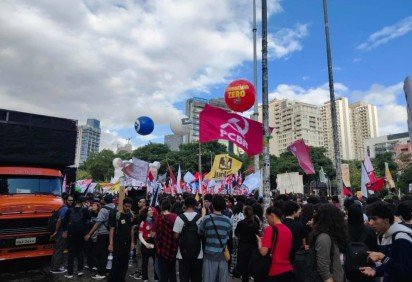O ato começou às 14h e seguia em andamento por volta das 19h -  (crédito: Reprodução/Instagram @dceusp)