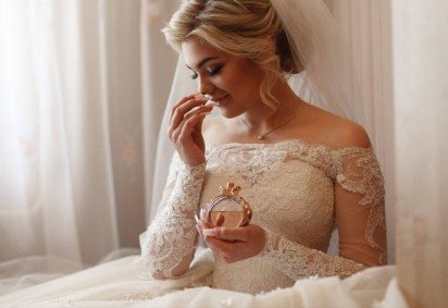 O perfume é capaz de eternizar a experiência, criando uma memória olfativa única que permanece viva mesmo depois do casamento (Imagem: Mihail Pustovit | Shutterstock)
 -  (crédito: EdiCase) -O perfume é capaz de eternizar a experiência, criando uma memória olfativa única que permanece viva mesmo depois do casamento (Imagem: Mihail Pustovit | Shutterstock)
 -  (crédito: EdiCase)