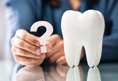 Tratamentos dentários feitos em casa podem trazer riscos à saúde bucal (Imagem: Andrey_Popov | Shutterstock)  -  (crédito: EdiCase) -Tratamentos dentários feitos em casa podem trazer riscos à saúde bucal (Imagem: Andrey_Popov | Shutterstock)  -  (crédito: EdiCase)