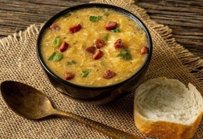 Sopa de mandioquinha com frango e bacon (Imagem: Estudio Originar | Shutterstock) -  (crédito: EdiCase) -Sopa de mandioquinha com frango e bacon (Imagem: Estudio Originar | Shutterstock) -  (crédito: EdiCase)